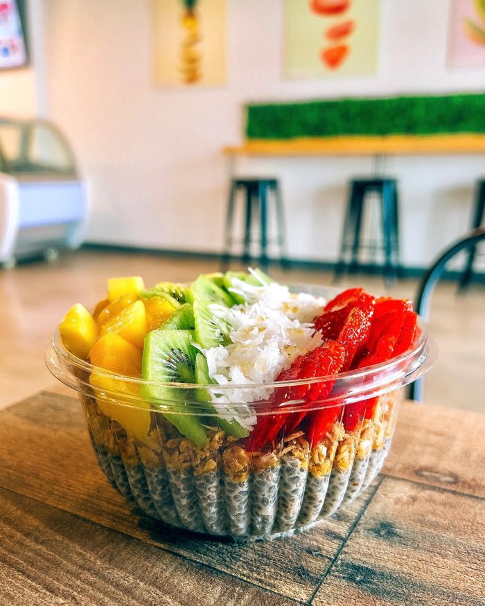 Kiwi and fruit açaí bowl